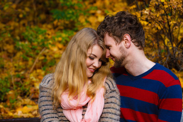 Naklejka premium Lovers couple in autumn park on bench