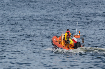 Obraz premium LIFEGUARD BOAD - Lifeguard sailing the sea at the rescue pontoon