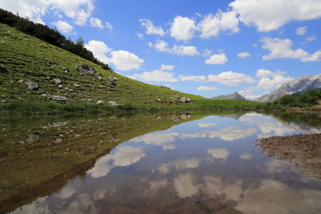 Gebirgssee in den Alpen