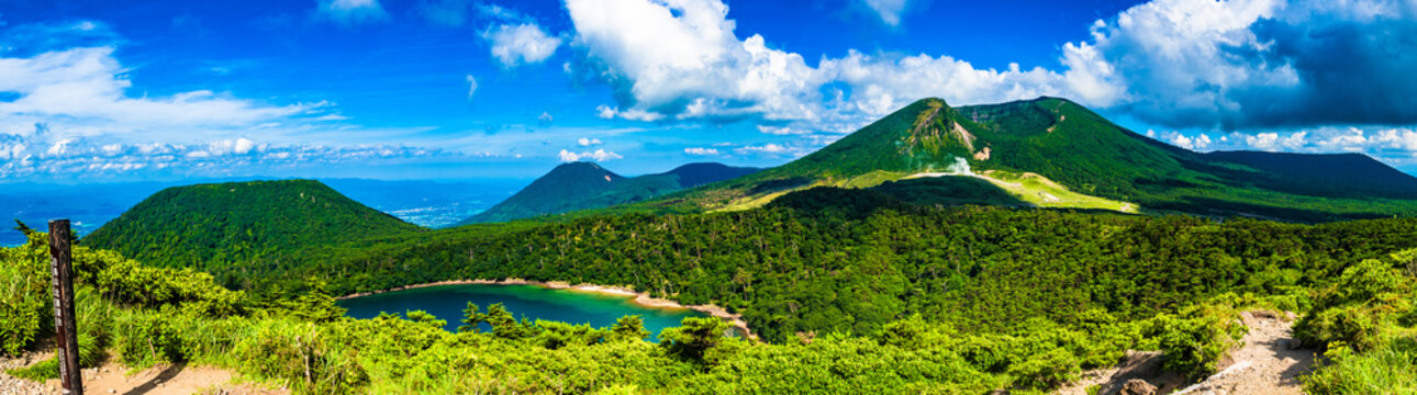 白鳥山から観る 六観音御池と韓国岳