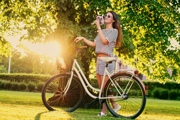 Obraz premium Female holds bouquet near city bicycle.