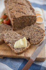 Vollkornbrot mit Butter und Schnittlauch 