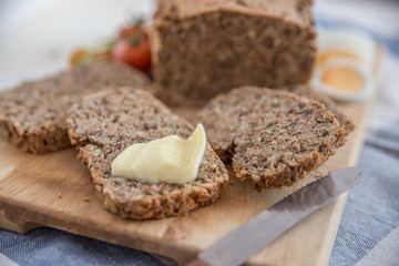 Vollkornbrot mit Butter und Schnittlauch 