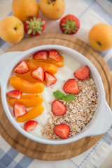 Joghurt mit Müsli und Beeren 