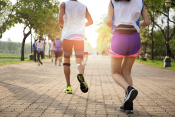 Obraz premium Blurred concept group of people running in the park