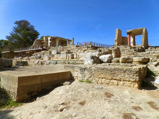 Obraz premium South Entrance of the Palace of Knossos under vivid blue sky, Crete Island, Greece