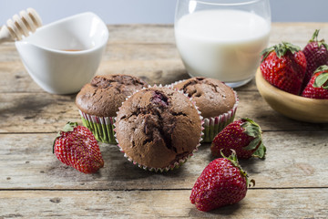 Chocolate muffins with strawberries