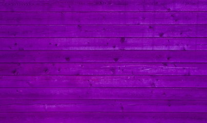Holzplanken mit lila Farbe
