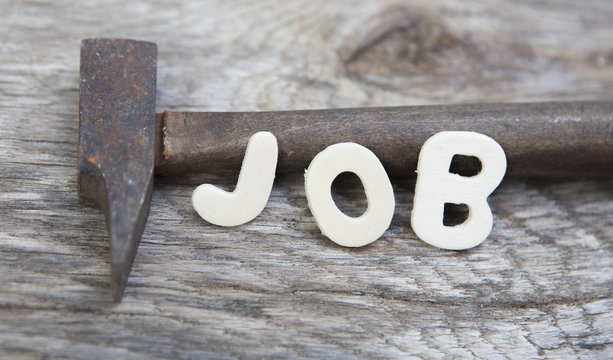 mot job et marteau de bois
