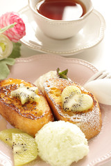 Kiwi fruit on french toast and English tea
