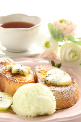 Kiwi fruit on french toast and English tea with ice cream