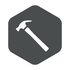 Icono plano martillo en hexagono gris
