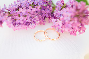 Обручальные кольца и цветы сирени © marinamelnikova
