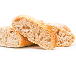 Rodajas de pan sobre casero sobre un fondo blanco aislado. Vista de frente y de cerca. Copy space