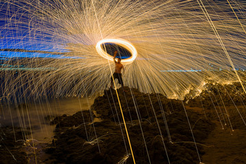 Obraz premium Burning steel wool fireworks on the sea.