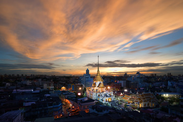 Obraz premium Cityscape of beautiful Wat Traimit or Temple of the Golden Buddha where the biggest solid golden Buddha statue is installed near the Chinatown , Bangkok , Thailand