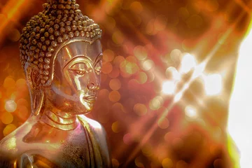 Tuinposter Boeddha Selectieve focus van Boeddhabeeld met zacht lichteffect en glitter abstracte achtergrond met bokeh intreepupil lichten. Concept van vrede, meditatie, hoop en ontspanning