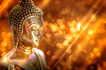 Selectieve focus van Boeddhabeeld met zacht lichteffect en glitter abstracte achtergrond met bokeh intreepupil lichten. Concept van vrede, meditatie, hoop en ontspanning