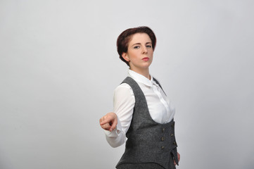 frau streng lehrerin kleid und bluse stehend
