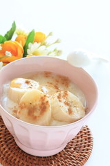 cinnamon powder and banana yogurt