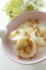 cinnamon powder and banana yogurt