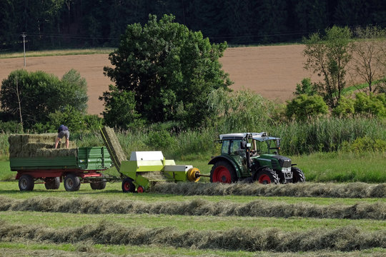 Traktor mit Strohballen
