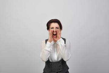 frau schreiend 