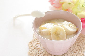 Honey and yogurt for healthy dessert image