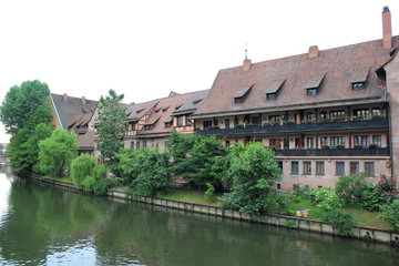 Fototapeta na wymiar Historische Häuser am Ufer der Pegnitz in Nürnberg