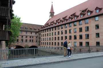 Fototapeta premium Wahrzeichen Deutschlands: das Heilig-Geist-Spital in der Altstadt von Nürnberg