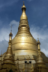 Fototapeta premium MAIN PAGODA, SHWEDADON PAGODA Main golden pagoda surrounded with small golden pagodas.