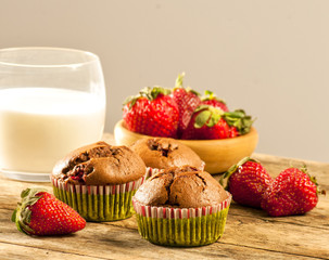 Chocolate muffins with strawberries