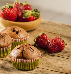 Chocolate muffins with strawberries