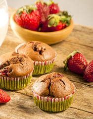 Chocolate muffins with strawberries
