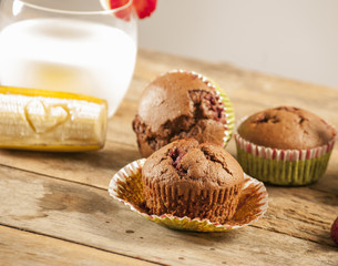 Chocolate muffins with strawberries