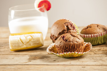 Chocolate muffins with strawberries