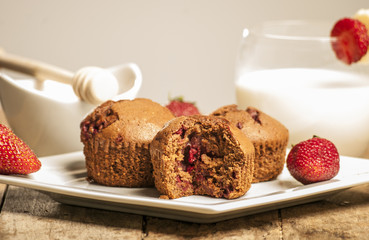 Chocolate muffins with strawberries