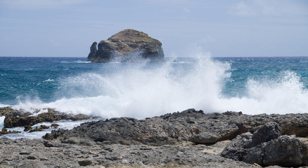 Rocher derrière les embruns marins