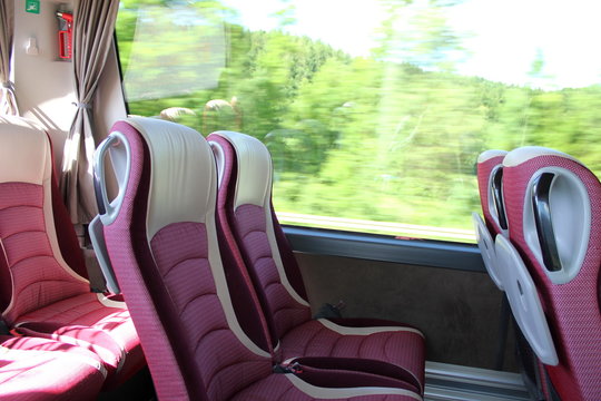Komfort: Leere Sitzreihe mit Ledersitzen in einem Reisebus