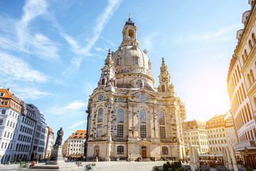 Blick auf den Hauptplatz der Stadt mit der berühmten Liebfrauenkirche während des Sonnenaufgangs in der Stadt Dresden, Deutschland © rh2010