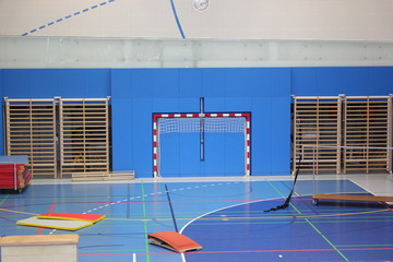 Obraz premium Blick in eine Turnhalle vor dem Sportunterricht (Gymnastik, Bodenturnen)