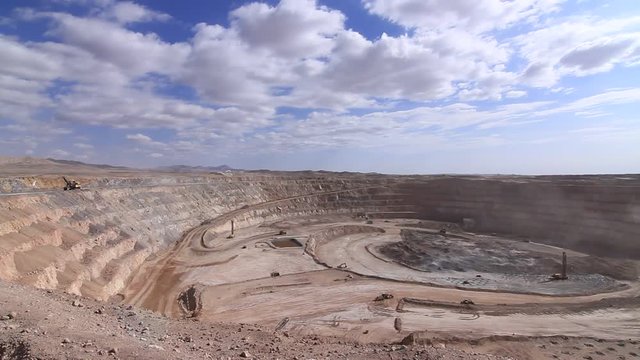 Open mine pit