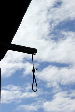 Blick auf einen Galgen mit Strick und Henkersknoten (Todesstrafe)