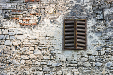 Alte Ziegelwand mit alten Fenster als Hintergrund