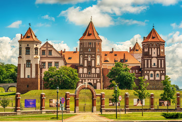 Obraz premium Belarus: Mir castle in the summer 