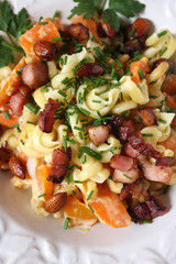 Pasta mit Karotten, Mandeln und Speck