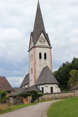 Fototapeta na wymiar Die Kirche von Keutschach am See beim Wörthersee