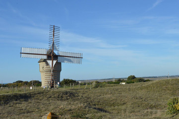 Moulin situé au bord de mer 