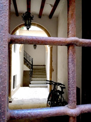 ventana indiscreta con rejas