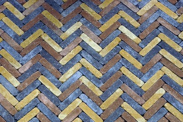 каменная текстура из цветной потёртой тротуарной плитки на дороге 